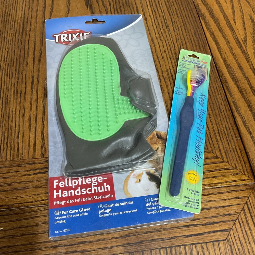 Trixie Green Fur Care Glove for Dogs